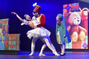 Espetáculo Natal Pelo Mundo, na foto a pequena sofia observa o soldado de chumbo e a bailarina dançarem. Ingressos Natal Luz com Transporte