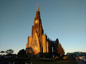 Lugares românticos em Gramado e Canela para pedir em casamento. Na foto, a belíssima Catedral de Pedra de Canela, em seu estilo gótico, sendo iluminada pelo por do sol