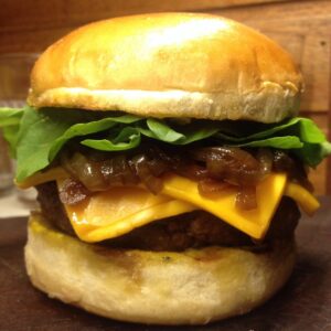 hambúrger toro é um dos pratos do festival chefs in lounge, com cebola caramelizada, queijo prato