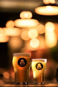 duas taças de cervejas fazem a cena na noite de Gramado