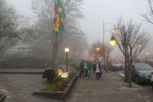 Concurso público prefeitura de Gramado 2018. Praça major nicoletti numa tarde de muita neblina