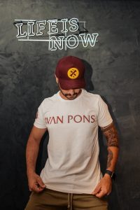 Homem de boné com uma camisa da Ivan Pons