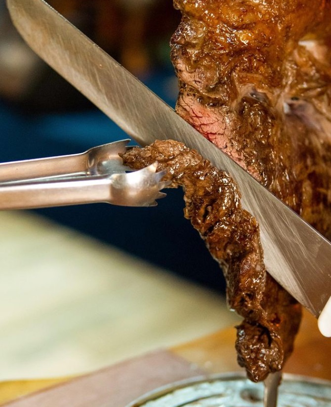 Na foto, uma carne no esperto bem suculenta sendo cortada