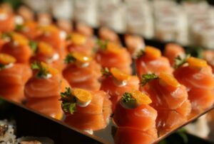 Na foto, vários Joe Joe - prato típico japonês feito com sashimi de salmão. Dica de restaurantes com cozinha oriental em Canela.
