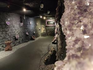 um corredor com varias pedras cristalinas