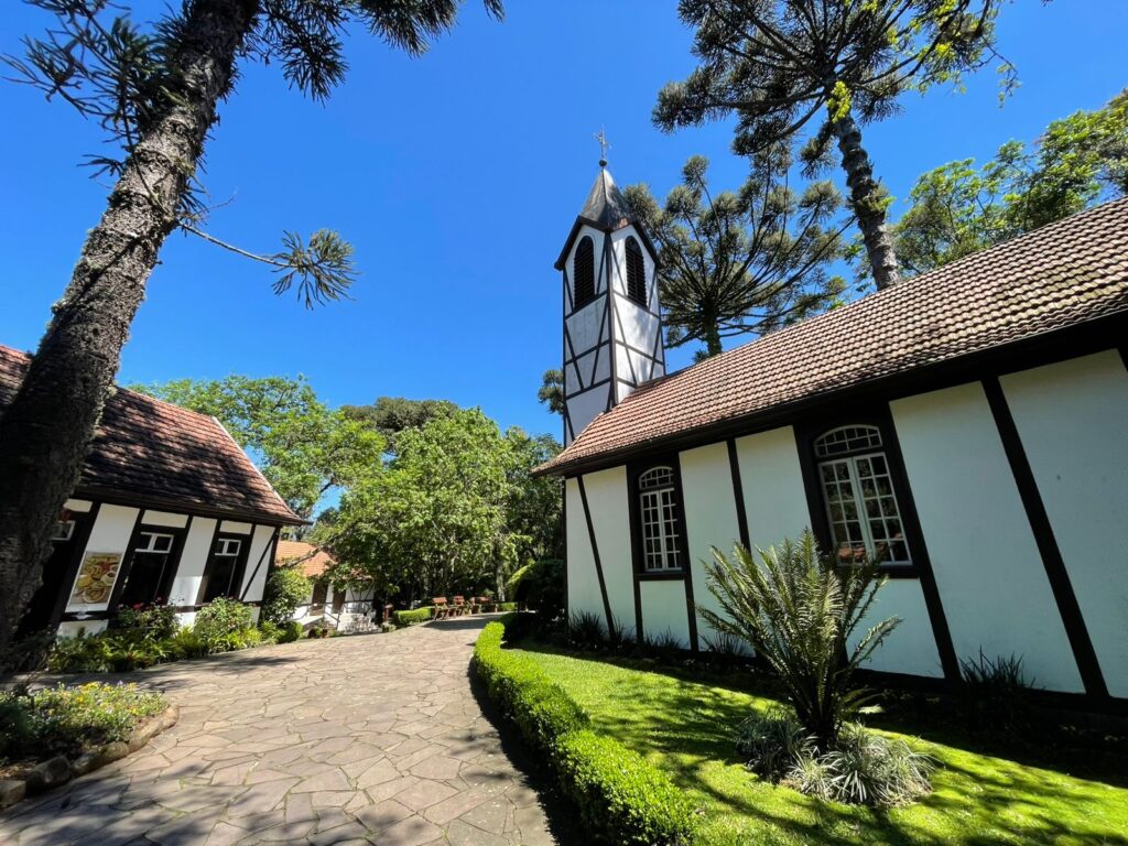 Parque Aldeia do Imigrante tem estacionamento?